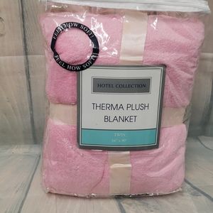 New  Hotel collection therma plush blanket pink